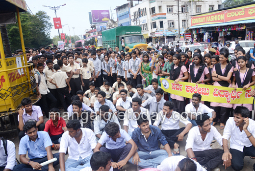  Students take up cudgels against Yettinahole Project 1